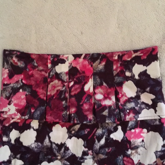 Floral Mini Skirt - Picture 2 of 4
